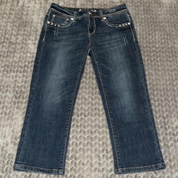 L.A. Idol Jean Capris.  Light Distress w Rhinestones.  Size 9. W 32/ L 18. - Picture 5 of 11